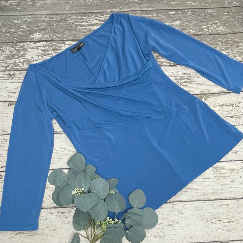 Bold Elements Cut to Curve 3/4 Sleeve Top